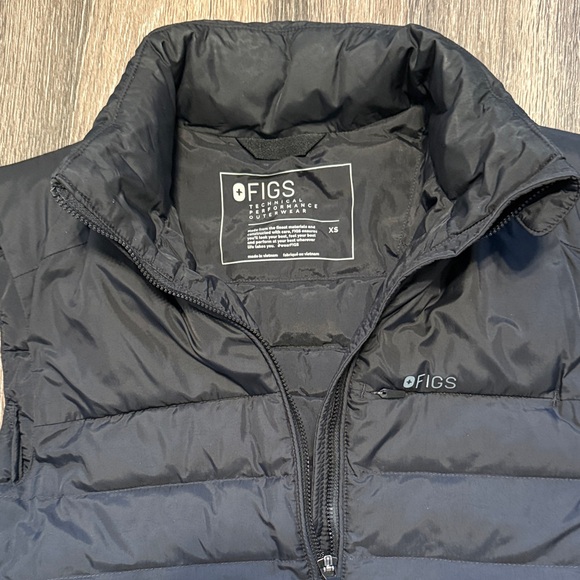 Figs Women's Packable Puffer Vest With Hidden Hood - Picture 4 of 4